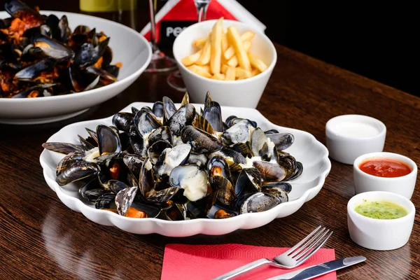 Delicious Shellfish Traditional Mussels with sour cream sauce on — Stock Photo, Image