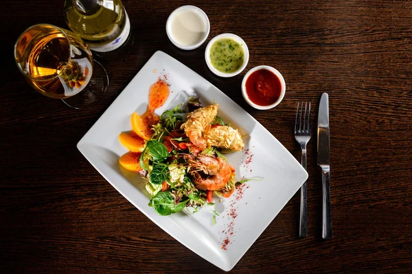 Lezzetli hazır karides ile domates, sos ve fesleğen yaprakları 