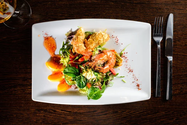 Lezzetli hazır karides ile domates, sos ve fesleğen yaprakları 