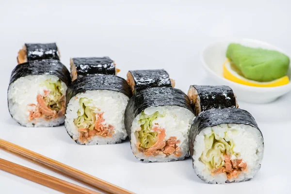 Japon mutfağı. İştah açıcı maki sushi pirinç, krem c ile rulo