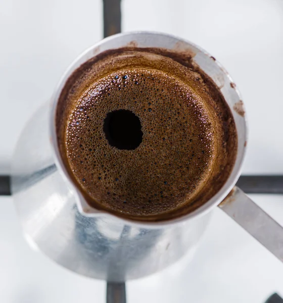 Primer plano de la elaboración de café en el turco — Foto de Stock