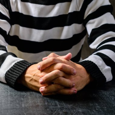 bir mahkum hapishanede tanımlanamayan elinde Close-up elimden 