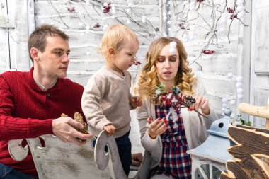 Anne, baba ve oğul dekore edilmiş beyaz odada portresi. Tüm