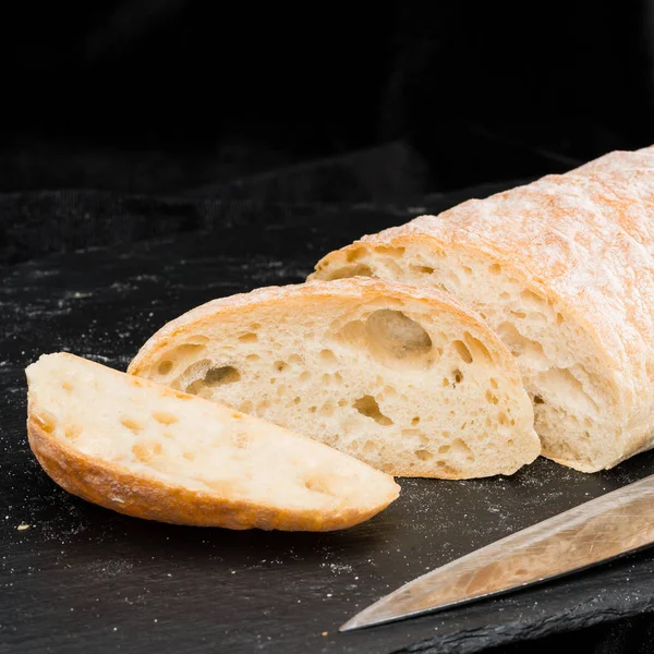 黑背上鲜切片温暖自制面包的选择性聚焦 — 图库照片