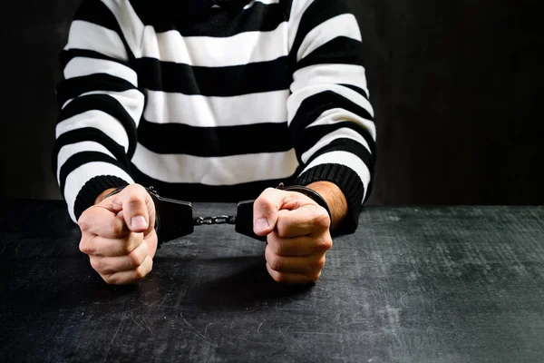 Αγνώστων φυλακισμένος στις χειροπέδες στη φυλακή ριγέ στολή si — Φωτογραφία Αρχείου