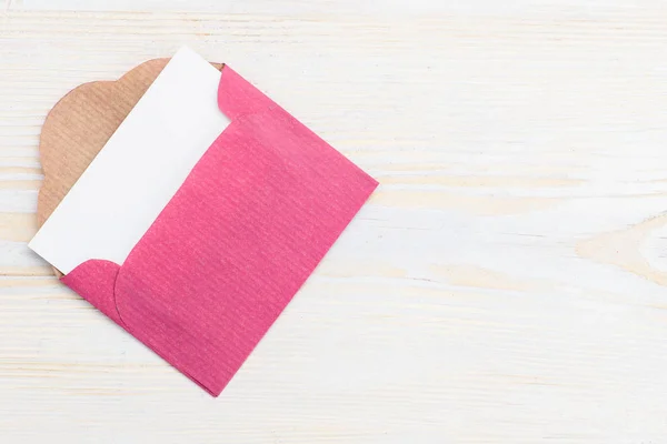 ピンクの封筒の空カード copyspace の平面図、 — ストック写真