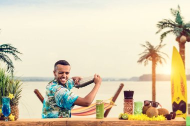 Barın yakınında duran yakışıklı Latin Amerika barmen sayaç 