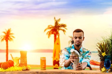 Barın yakınında duran yakışıklı Latin Amerika barmen sayaç 