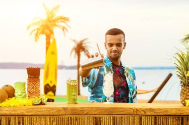 Barın yakınında duran yakışıklı Latin Amerika barmen sayaç,