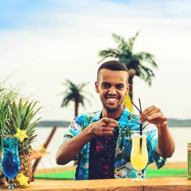 Barın yakınında duran yakışıklı Latin Amerika barmen sayaç,