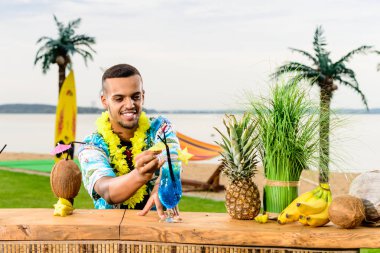 Barın yakınında duran yakışıklı Latin Amerika barmen sayaç,