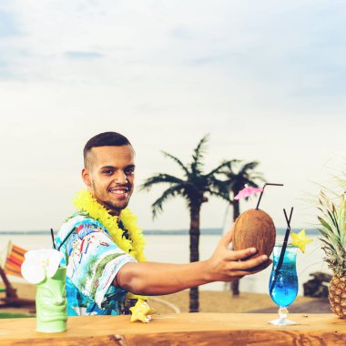 Barın yakınında duran yakışıklı gülümseyen Latin Amerika barmen 