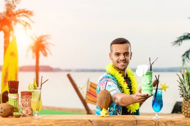 Barın yakınında duran yakışıklı gülümseyen Latin Amerika barmen 