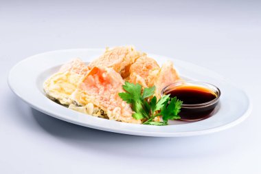 Lezzetli ve iştah açıcı tempura kızarmış sebze hizmet ile bu yüzden