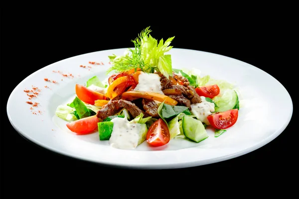 Roast beef salad with tomatoes, cucumbers, feta cheese and peppe — Stock Photo, Image