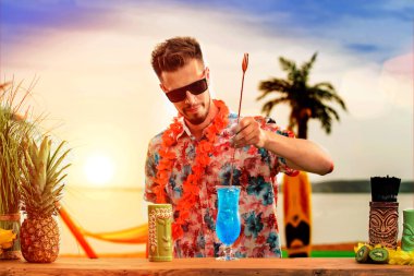 Barın yakınında duran yakışıklı barmen sayaç, horoz hazırlanıyor