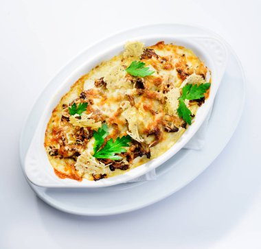 Muş ile lezzetli ve iştah açıcı geleneksel İtalyan lazanya yemek