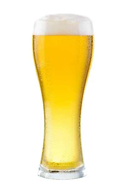 Copo molhado de cerveja fresca leve fria com espuma isolada em b branco — Fotografia de Stock