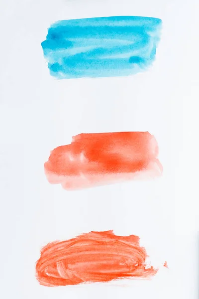 Set med akvarell penseldrag av blå och röd färg på vita b — Stockfoto