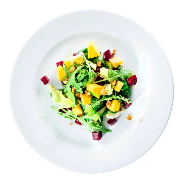 Salada deliciosa e apetitosa com beterraba e manga em um whit — Fotografia de Stock
