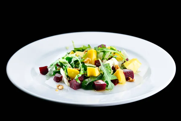 Delicious and appetizing salad with beetroot and fruit mango in — Stock Photo, Image