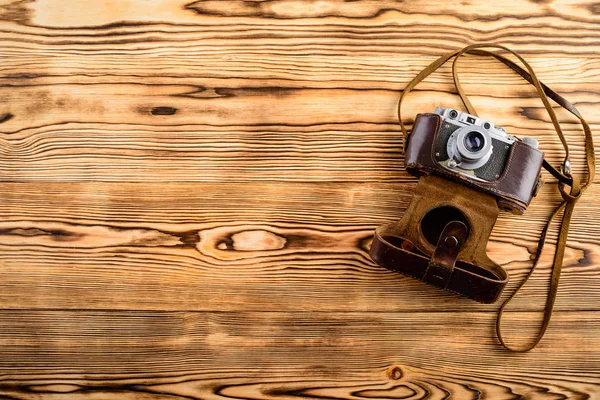 Velha câmera retro vintage old-fashioned em caixa de couro em madeira — Fotografia de Stock