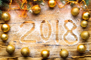 Çerçeve ile çam dalları, Noel süsleri ve 201 ile yapılan