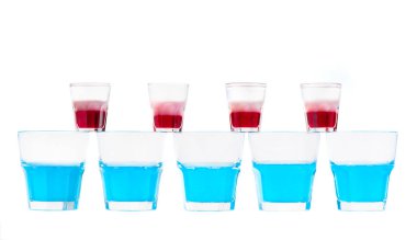 Mavi taze alkol kokteyl cam ve glasse satır satır