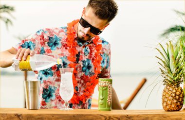 Barın yakınında duran yakışıklı barmen sayaç, horoz hazırlanıyor