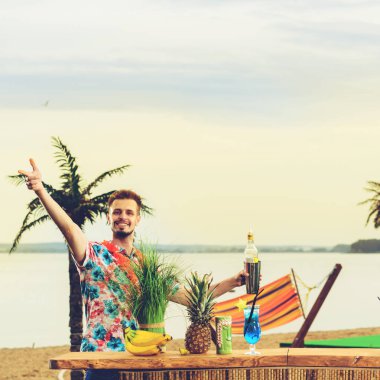 Barın yakınında duran yakışıklı beyaz barmen sayaç ve havi