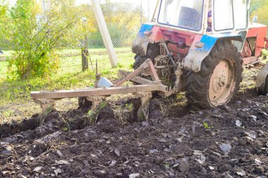 Traktör sürme bir arazi, Rusya'daki kırsal yaşam. Tarım kavramı