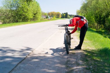 bir bisiklet ile ayakta bisikletçi