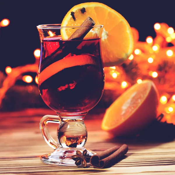 Christmas hot mulled wine in a glass with spices, anise, slice o — Stock Photo, Image
