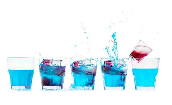 Fila de cócteles azules de alcohol fresco en un vaso mezclado con al rojo —  Fotos de Stock