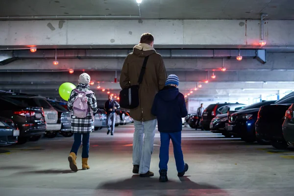 Férfi és gyermek megy a parkolás — Stock Fotó