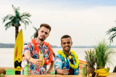 Yakışıklı beyaz barmen ve Latin Amerika barmen ayakta 