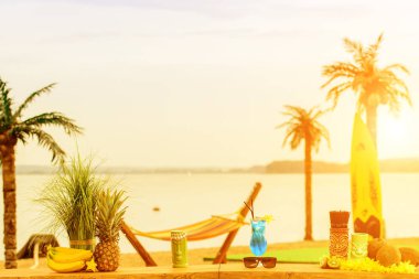 Sayaç Hawaii plajda Bar. Gözlük ile kokteyller, coco