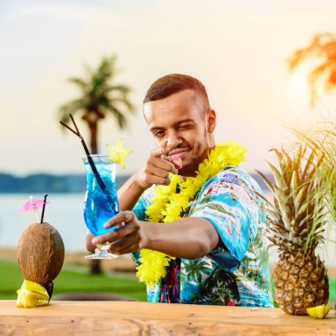 Barın yakınında duran yakışıklı gülümseyen Latin Amerika barmen 