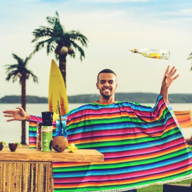 Renkli panço yakışıklı olumlu Meksika barmen atar