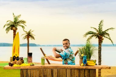 Barın yakınında duran yakışıklı Latin Amerika barmen sayaç 