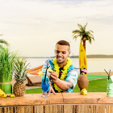 Barın yakınında duran yakışıklı Latin Amerika barmen sayaç,