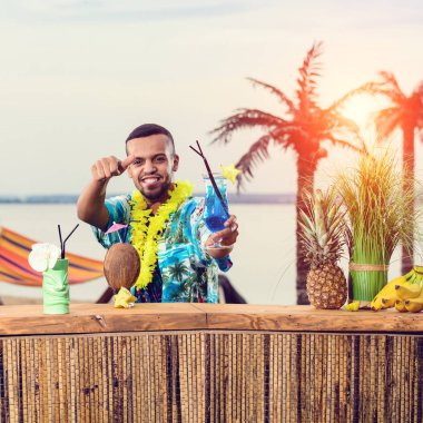 Barın yakınında duran yakışıklı gülümseyen Latin Amerika barmen 