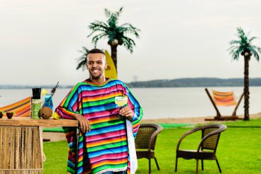 B duran yakışıklı Meksika barmen görünümünü ön