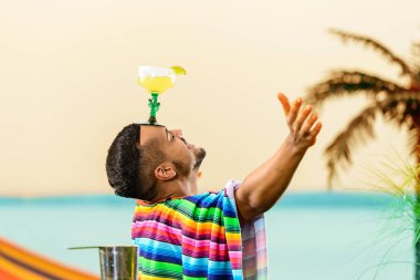 Ba üzerinde duran yakışıklı Meksika barmen tarih seçici odak