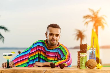 Yakışıklı olumlu Meksika barmen inci üzerinde duran önden görünümü