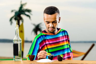 Renkli panço yakışıklı Meksika barmen tarih seçici odak