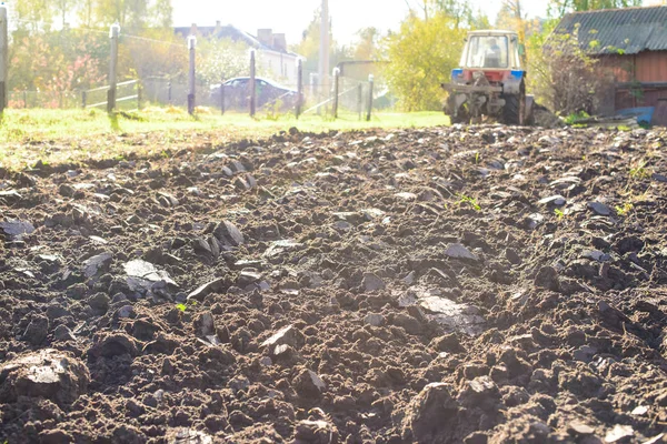 트랙터 땅, 러시아에서 농촌 생활을 plowing. 농업의 개념 — 스톡 사진