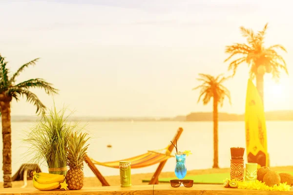 Bar counter on the beach at Hawaii. Glasses with cocktails, coco — Stock Photo, Image