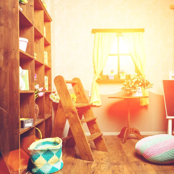 Hermoso pequeño acogedor interior de la habitación con estante de madera, mesa con —  Fotos de Stock