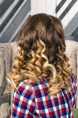 Genç güzel sarışın sevimli wom yakın çekim kapalı portresi